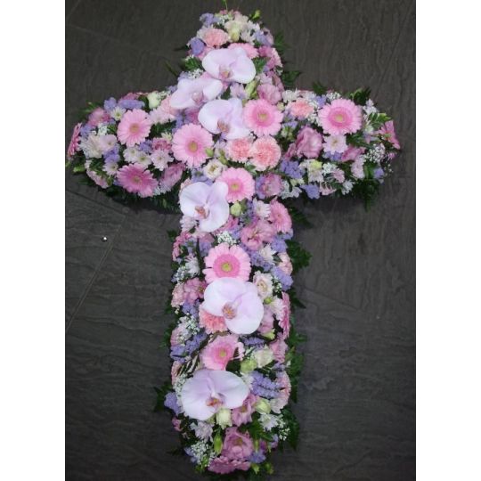 Croix de fleurs variées